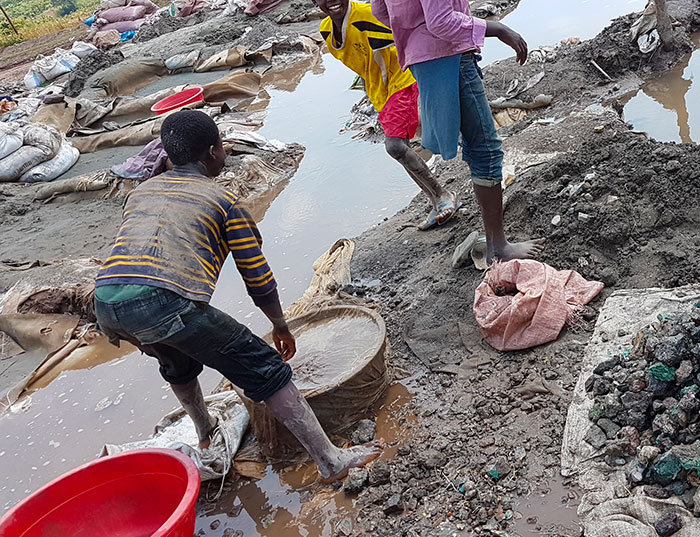 enfants au Congo - lavage de pierres