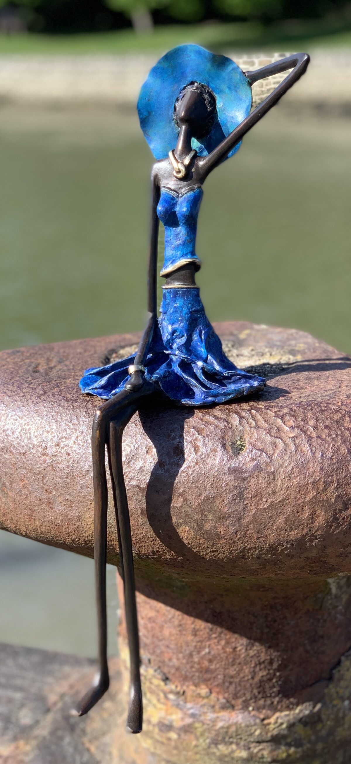 Fleur 1/8 sculpture en bronze - Patines bleues et brune Femme assise au soleil - Magali Willems