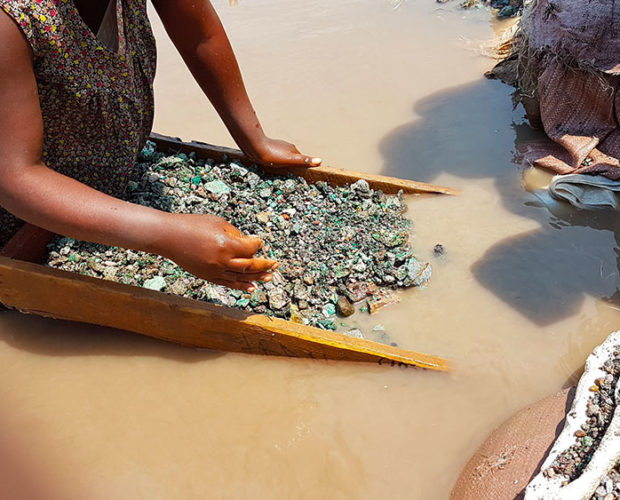 Lavage des pierres au Katanga - Blog M.WILLEMS