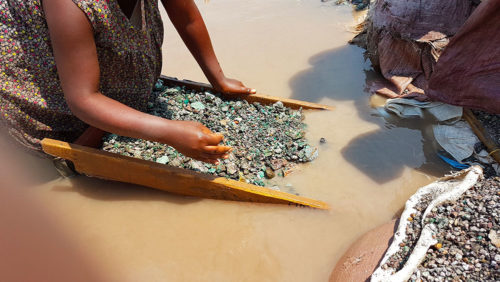 Lavage des pierres au Katanga - Blog M.WILLEMS