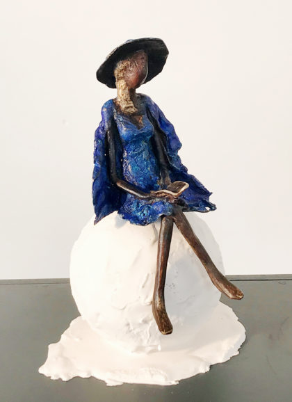 Leila sculpture femme au chapeau bleue assise