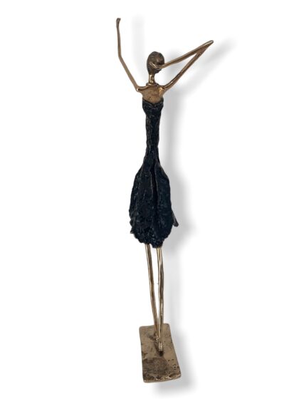 Bronze - patine noire - Femme en dialogue avec le ciel - Sculpture Magali Willems