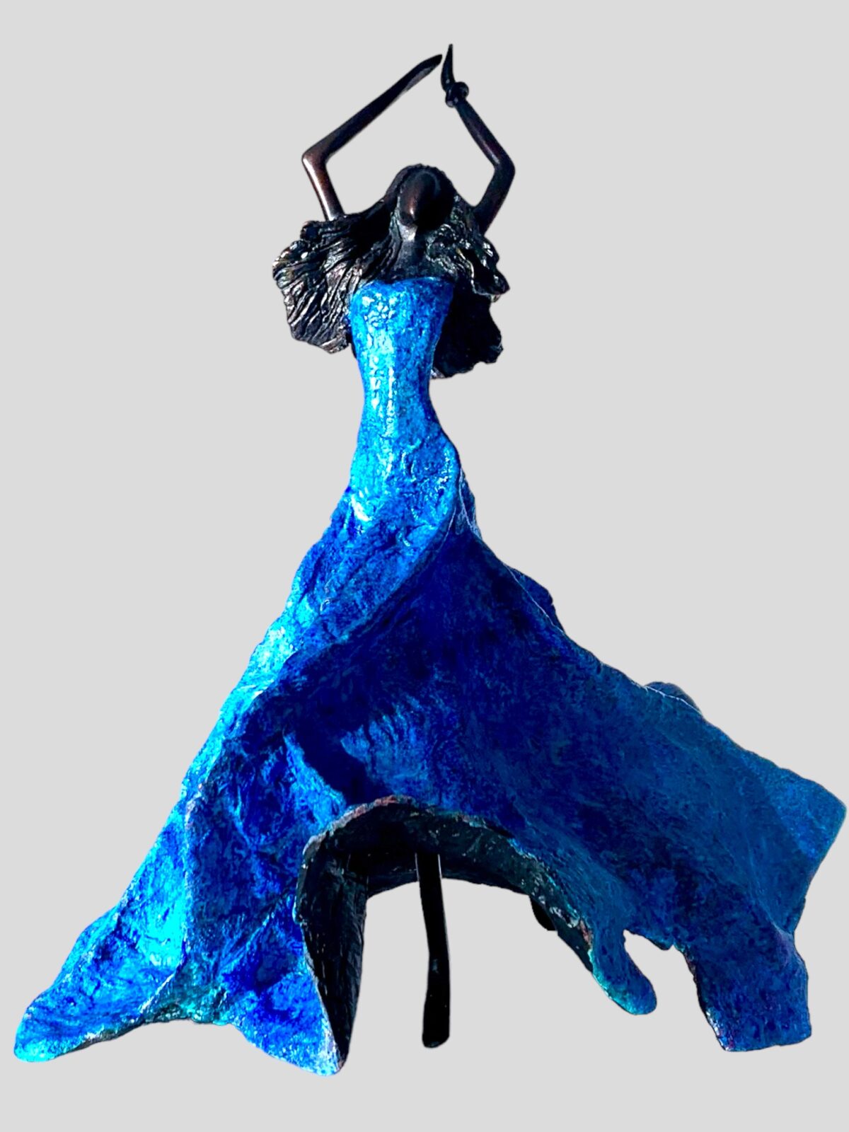 GRACIAS A LA VIDA AZUL - Bronze femme avec une robe aux nuances bleues - patines noire et bleue - oeuvre unique - Magali Willems