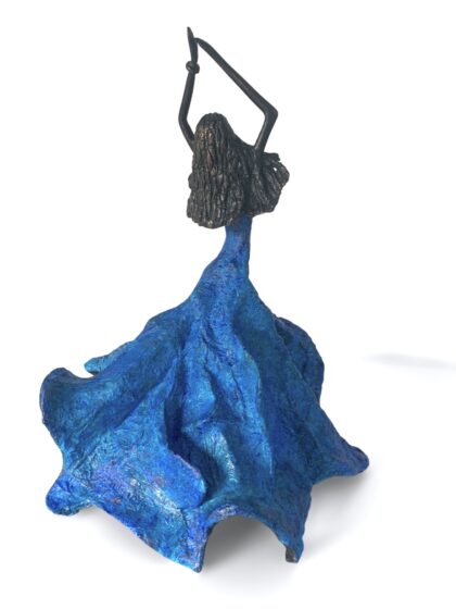 GRACIAS A LA VIDA AZUL - Bronze femme avec une robe aux nuances bleues - patines noire et bleue - oeuvre unique - Magali Willems