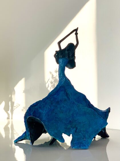 GRACIAS A LA VIDA AZUL - Bronze femme avec une robe aux nuances bleues - patines noire et bleue - oeuvre unique - Magali Willems