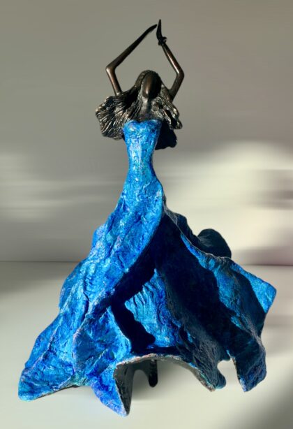 GRACIAS A LA VIDA AZUL - Bronze femme avec une robe aux nuances bleues - patines noire et bleue - oeuvre unique - Magali Willems