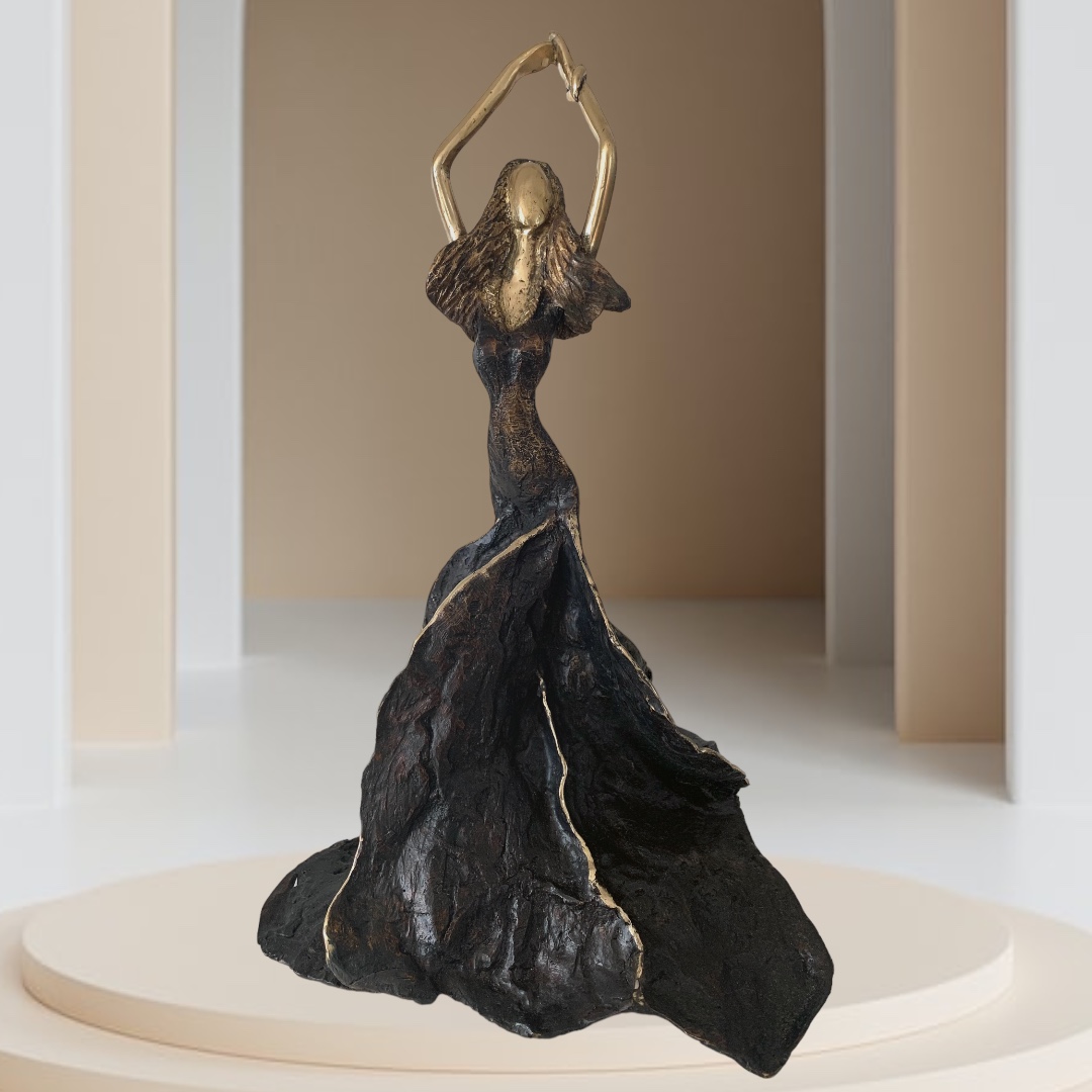 LIBRE - FEMME A LA ROBE NOIRE - ROBE PATINE BLEUE - BRONZE SUR SOCLE EN ACIER NOIR - OEUVRE UNIQUE - MAGALI WILLEMS