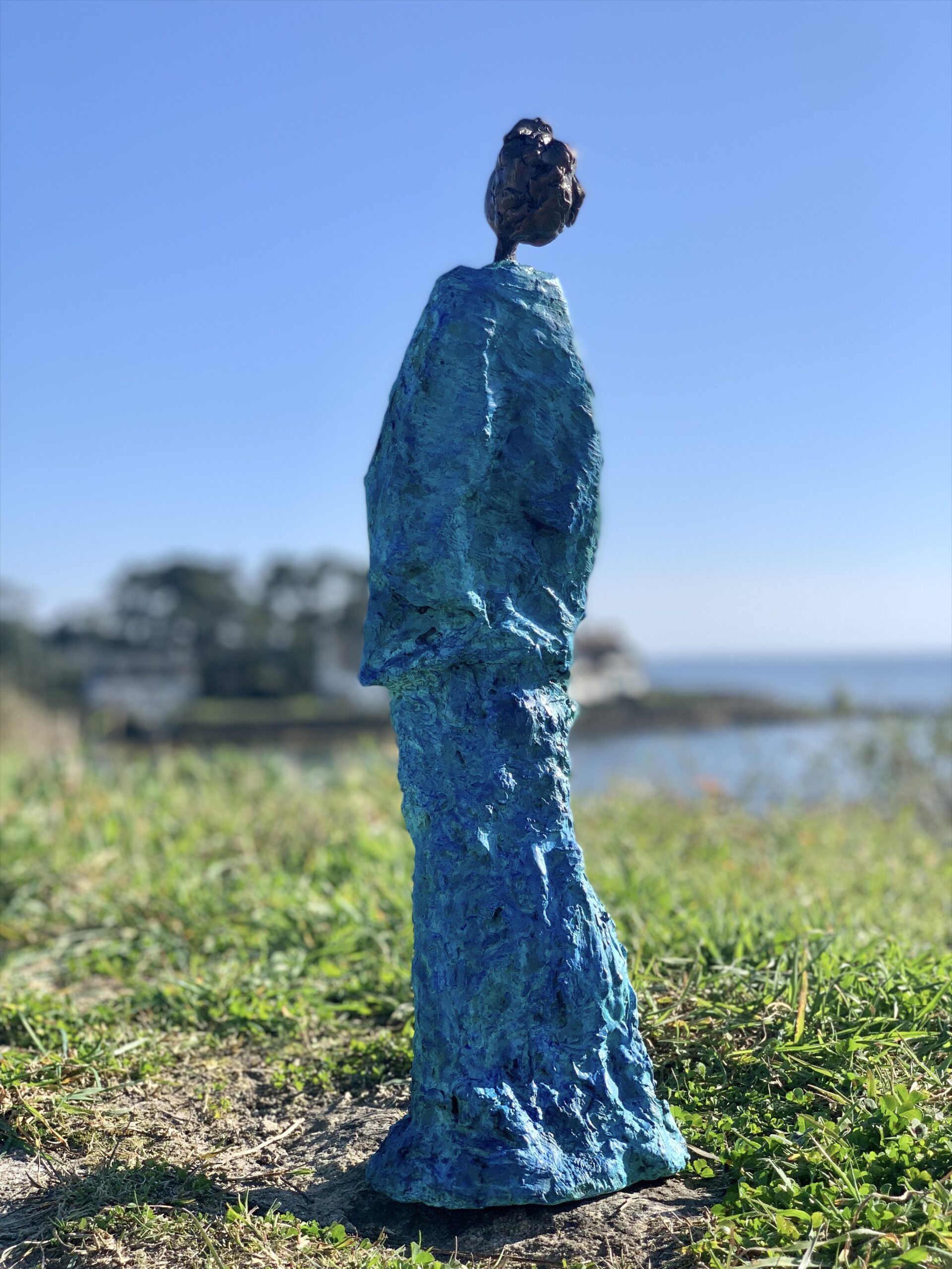 Messagère de dos - oeuvre unique - bronze patine brune et nuancée de bleus